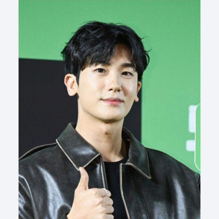 A moment captured by a fan of Park Hyungsik