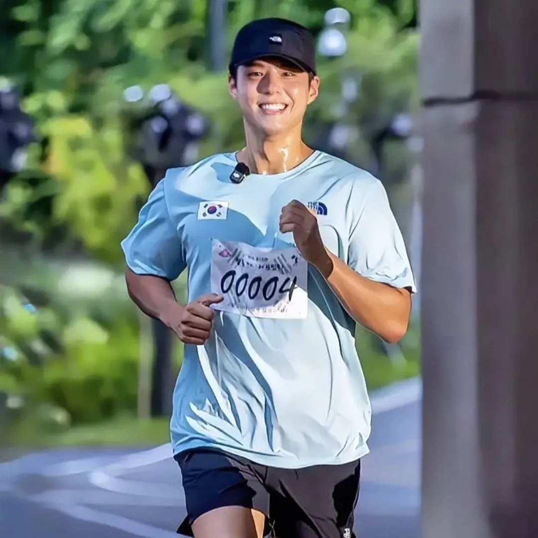 A moment captured by a fan of Park Bogum