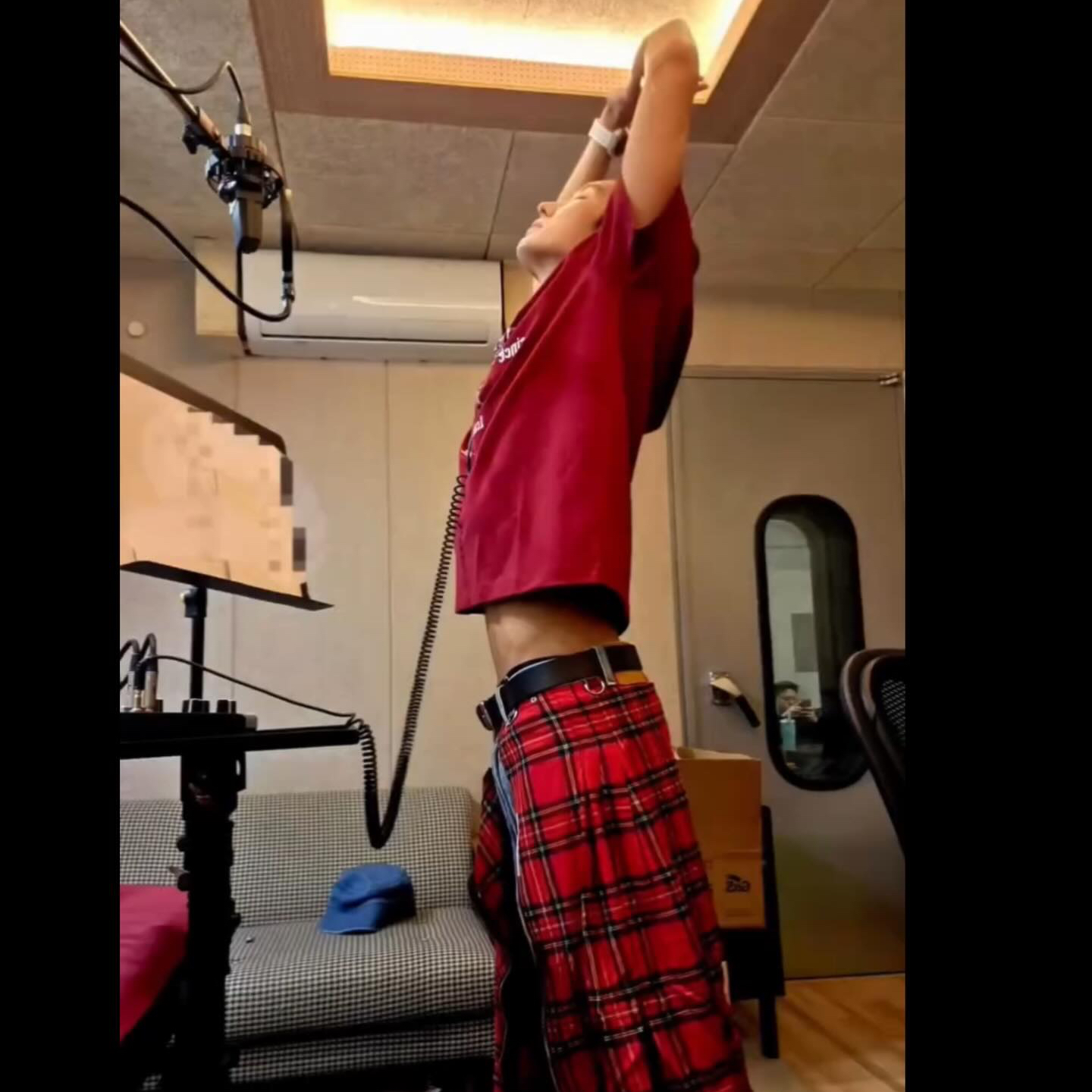 Behind-the-scenes cut of Lee Joongi