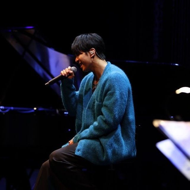 A moment captured by a fan of Lee Seunggi