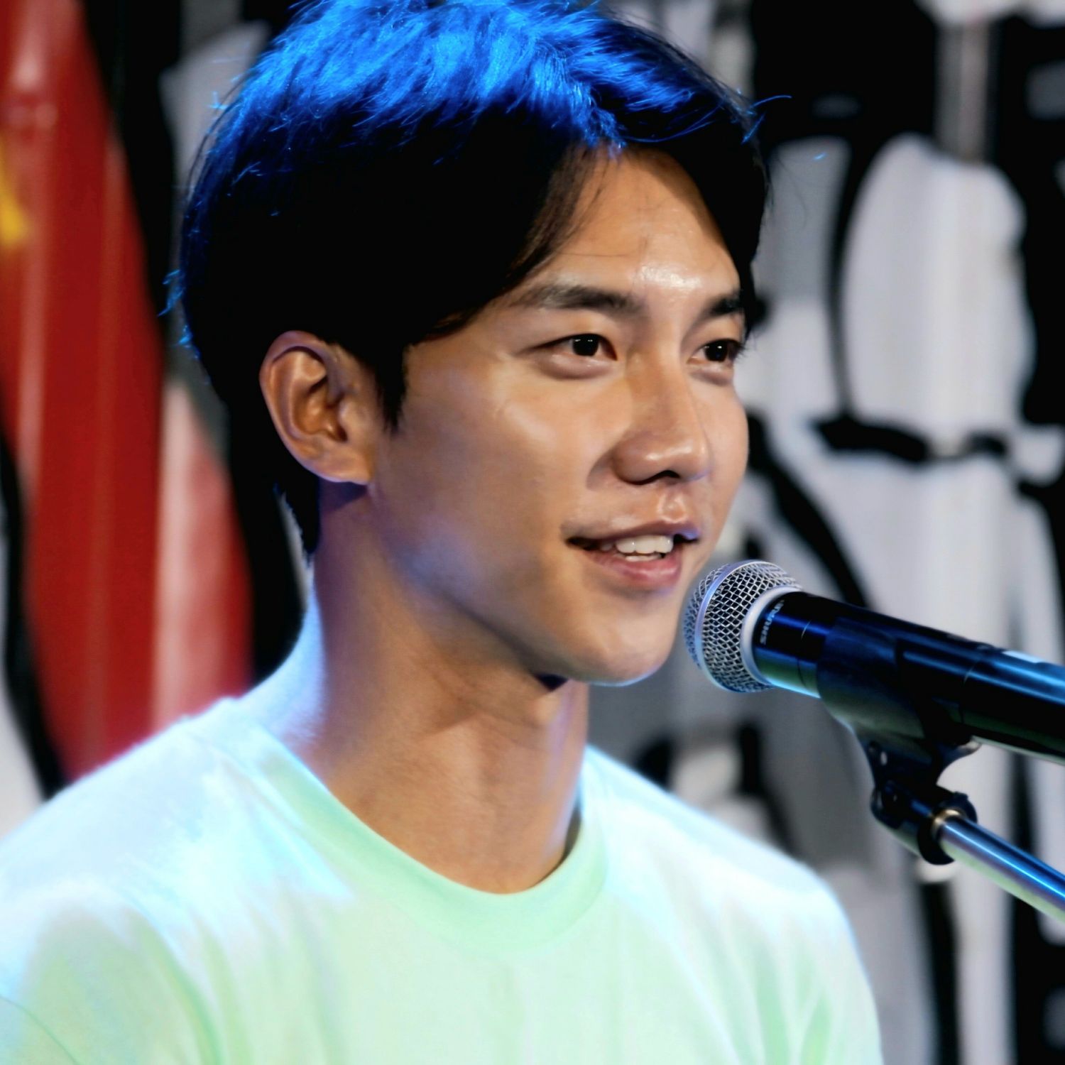 Cuplikan di balik layar dari Lee Seunggi