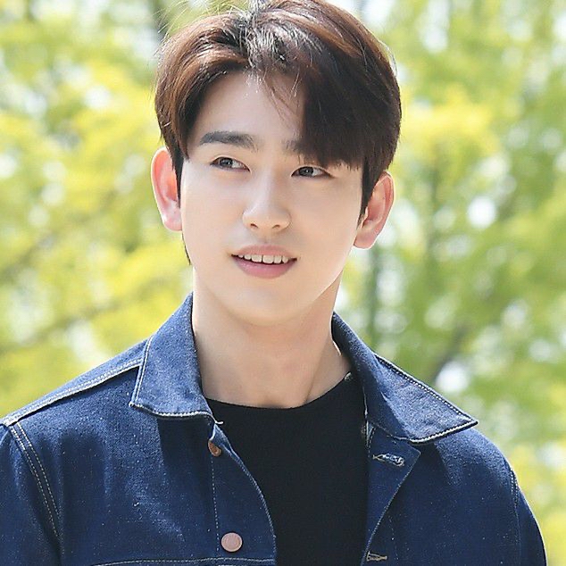 パク・ジニョンの最近の活動ショット