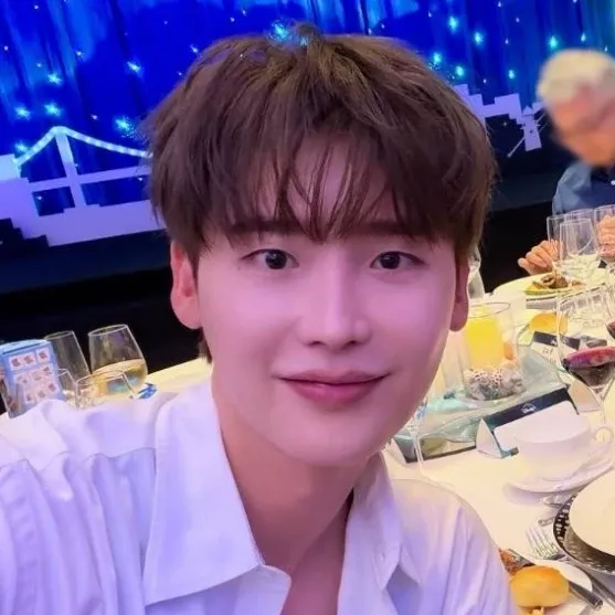 A moment captured by a fan of Lee Jongsuk