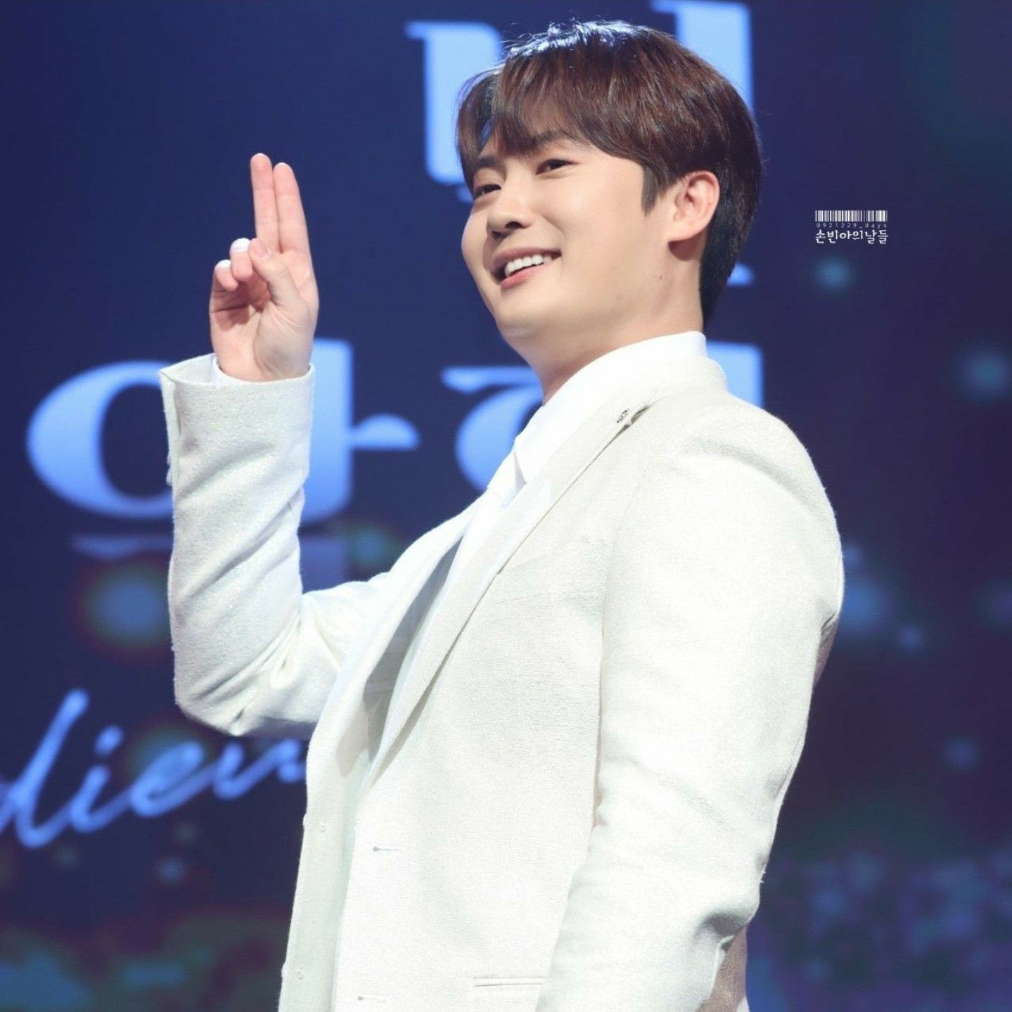 A moment captured by a fan of Son Binah