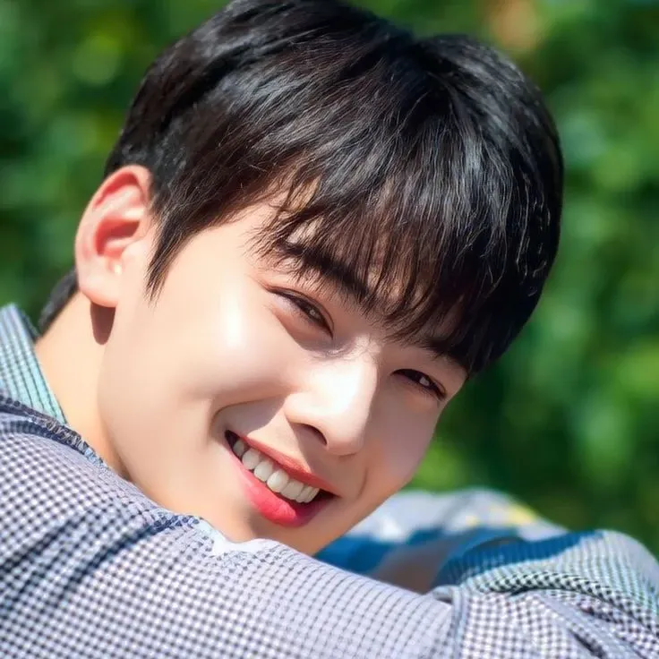 Behind-the-scenes cut of Cha Eunwoo