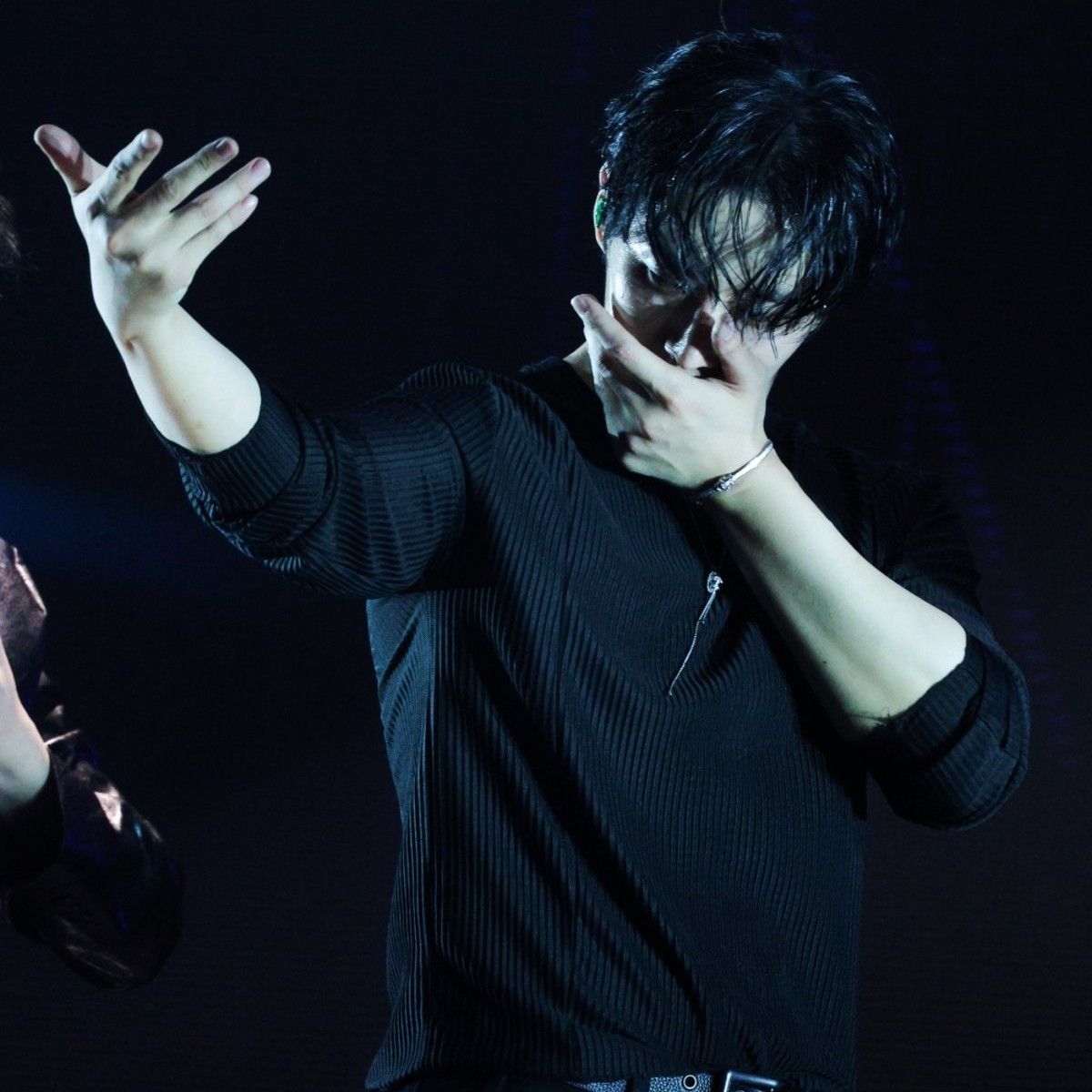 イ・ジュノのビハインドカット