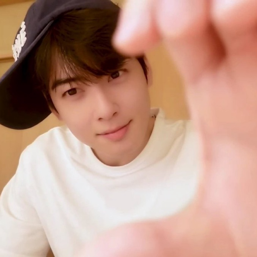 A moment captured by a fan of Cha Eunwoo