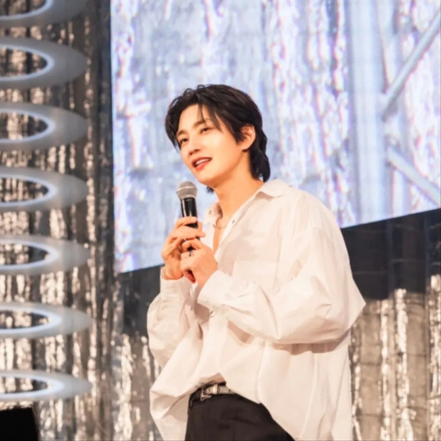 Behind-the-scenes cut of Kim Jaeyoung