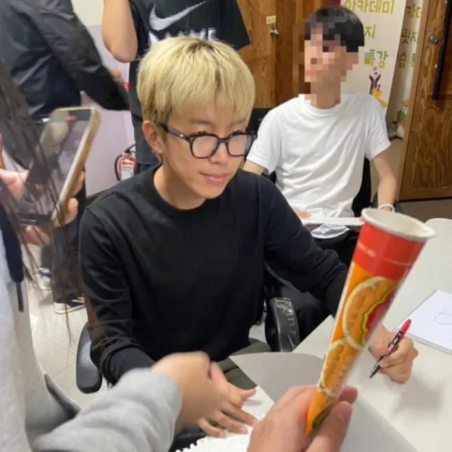 Momen yang diabadikan oleh penggemar Lim Youngwoong