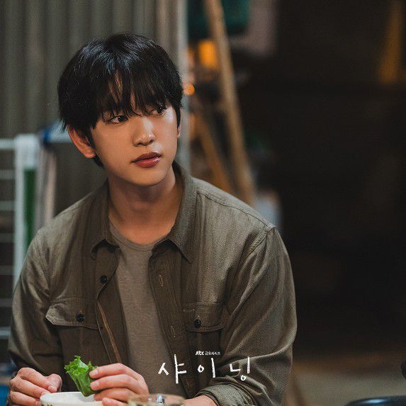 A moment captured by a fan of Park Jinyoung