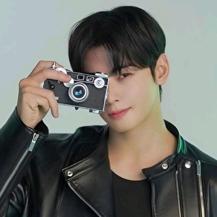 A moment captured by a fan of Cha Eunwoo