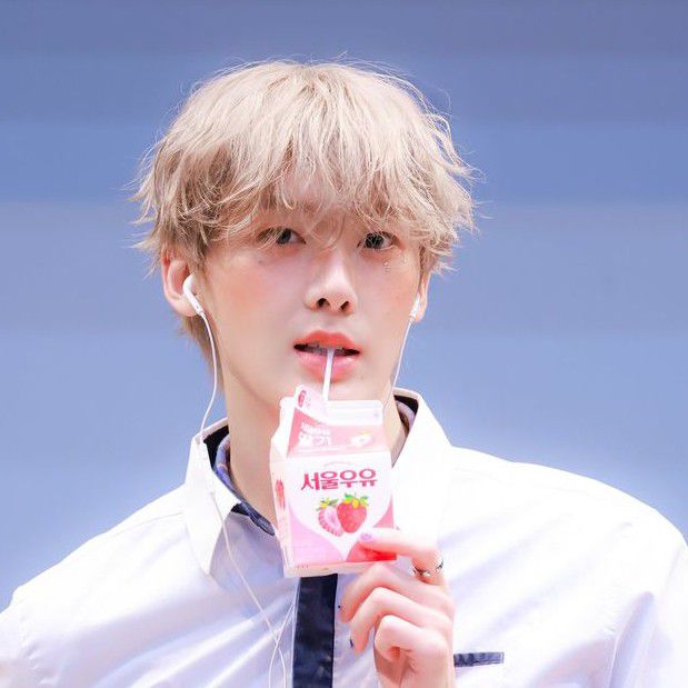 粉丝拍下的尹产贺瞬间