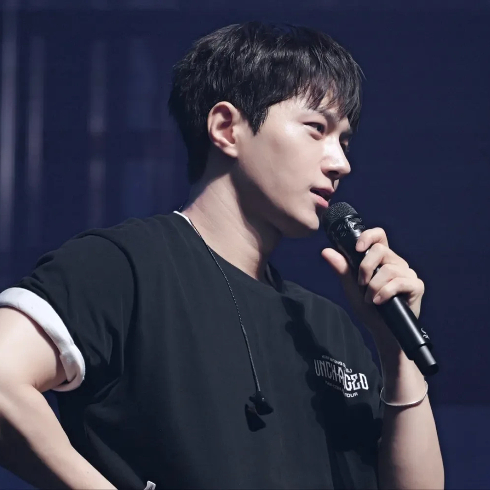 Recent activity shot of Kim Myungsoo (L)