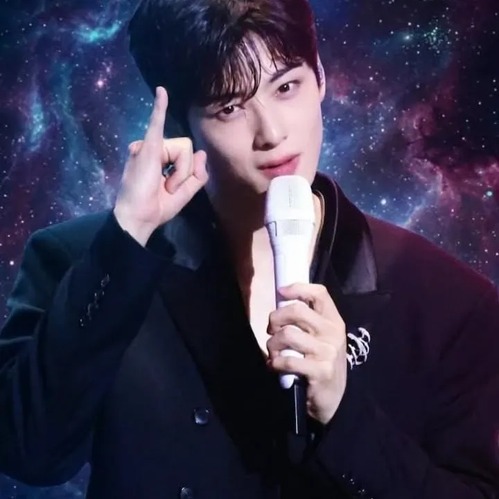 Behind-the-scenes cut of Cha Eunwoo