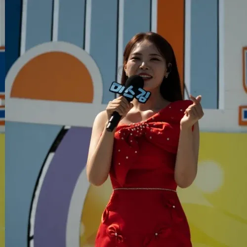 A moment captured by a fan of Miss Kim
