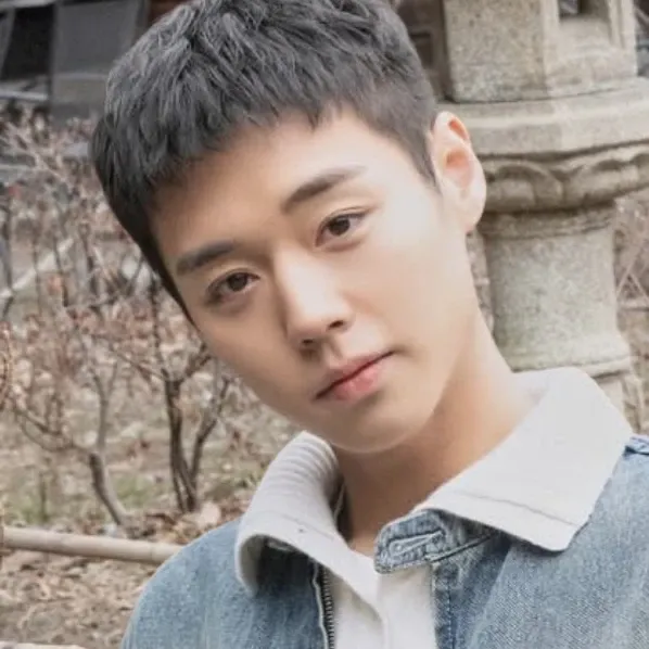 Behind-the-scenes cut of Park Jihoon