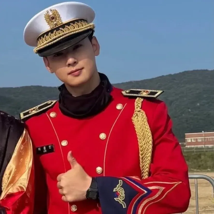 Behind-the-scenes cut of Cha Eunwoo