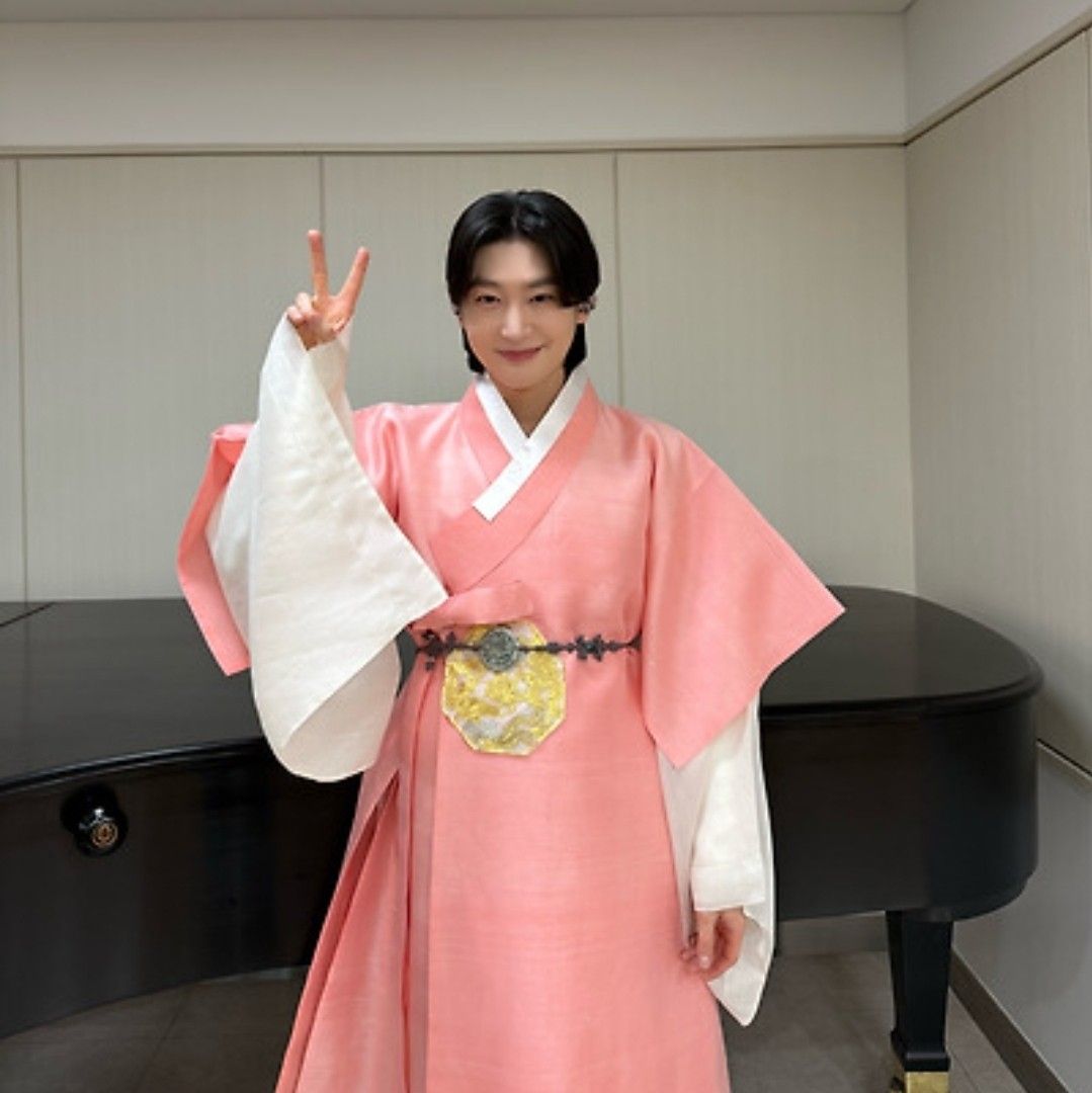 Behind-the-scenes cut of Kim Yongbin