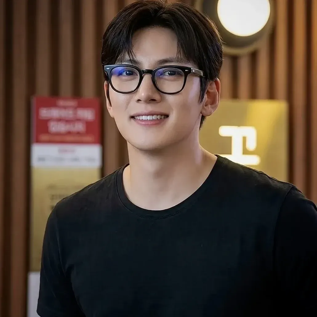 Behind-the-scenes cut of Ji Changwook