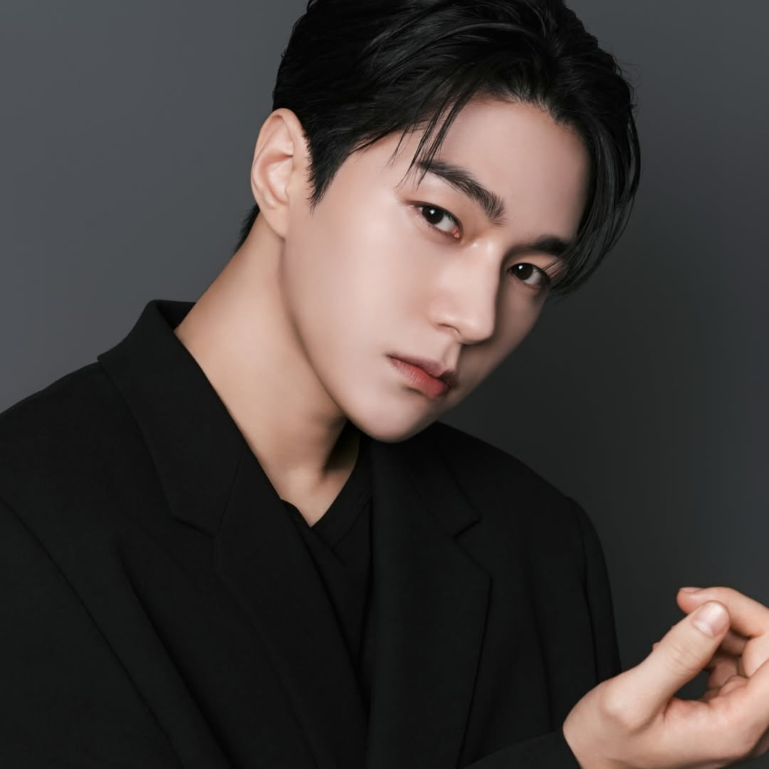 Latest photo of Kim Myungsoo (L)