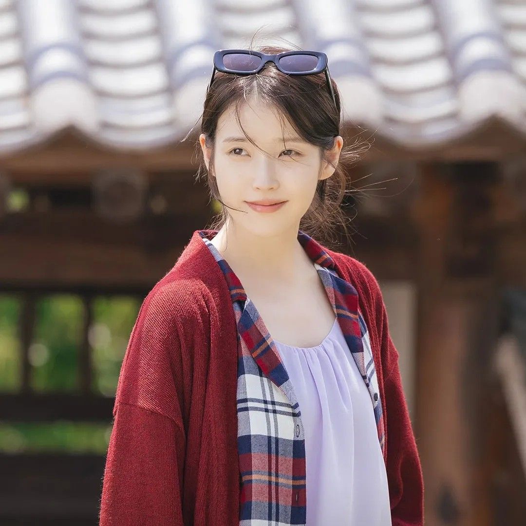 Behind-the-scenes cut of IU