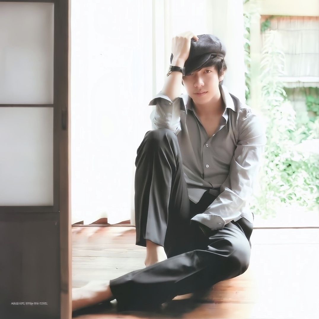 Recent activity shot of Lee Seunggi