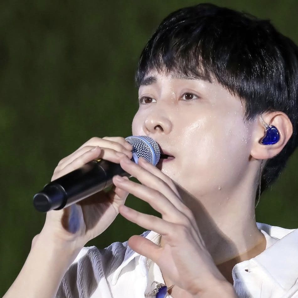 A moment captured by a fan of Min Kyunghoon