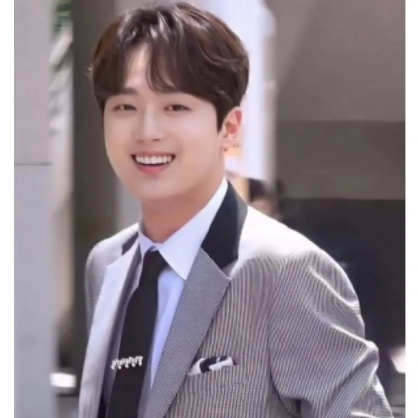 A moment captured by a fan of Lee Chanwon