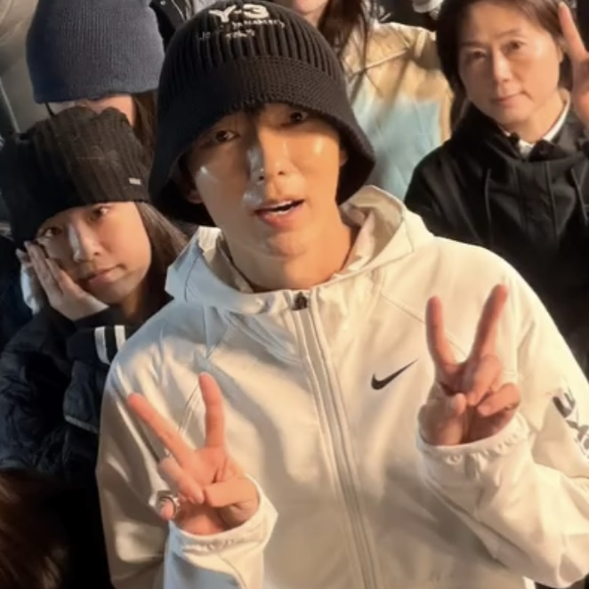 A moment captured by a fan of Lee Joongi