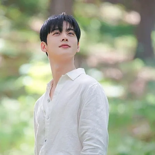 Behind-the-scenes cut of Cha Eunwoo