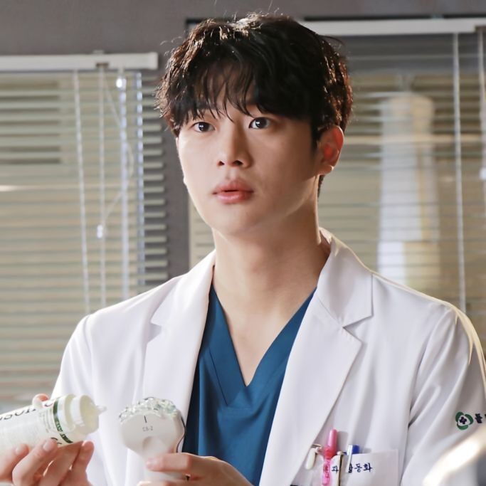 Behind-the-scenes cut of Lee Sinyoung