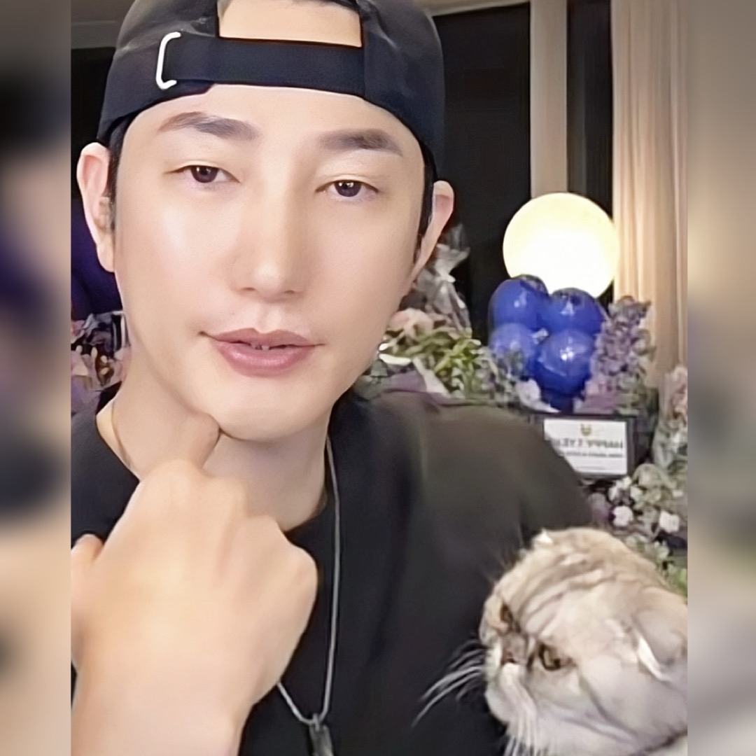 A moment captured by a fan of Park Sihoo