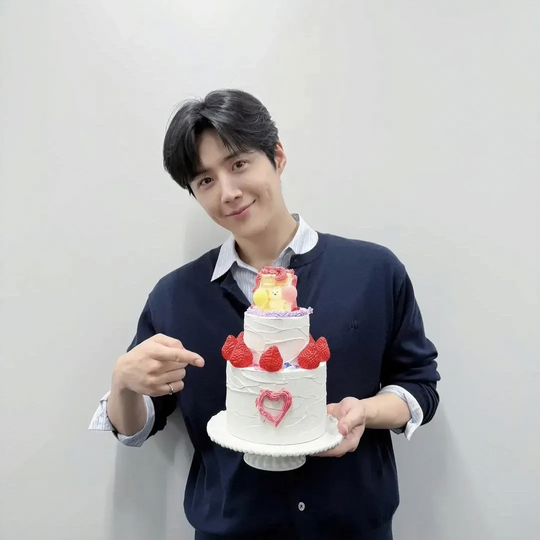 Behind-the-scenes cut of Kim Seonho