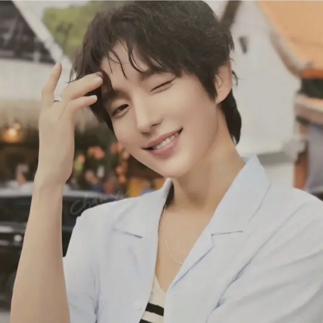 Behind-the-scenes cut of Lee Joongi