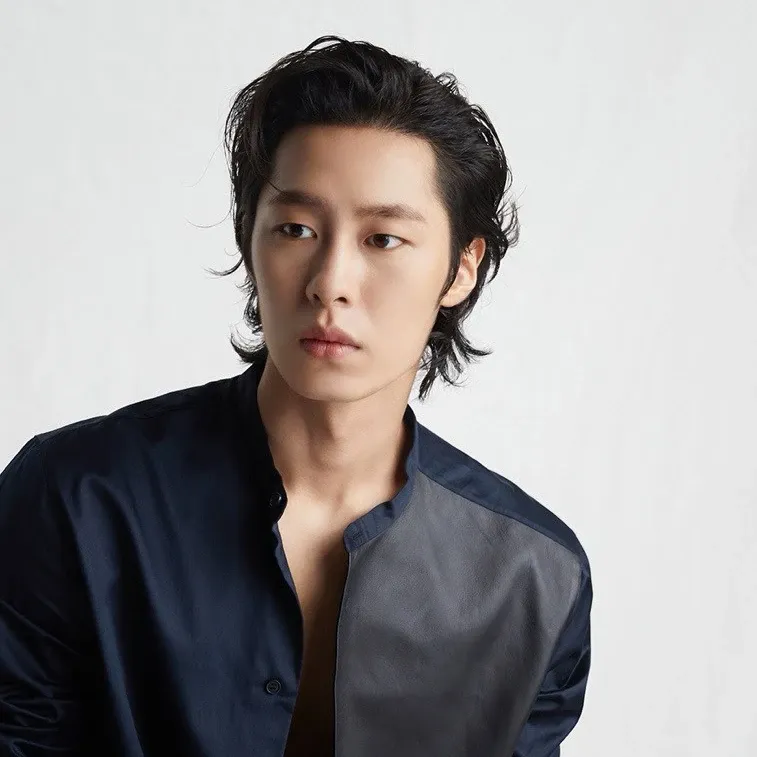 A moment captured by a fan of Lee Jaewook