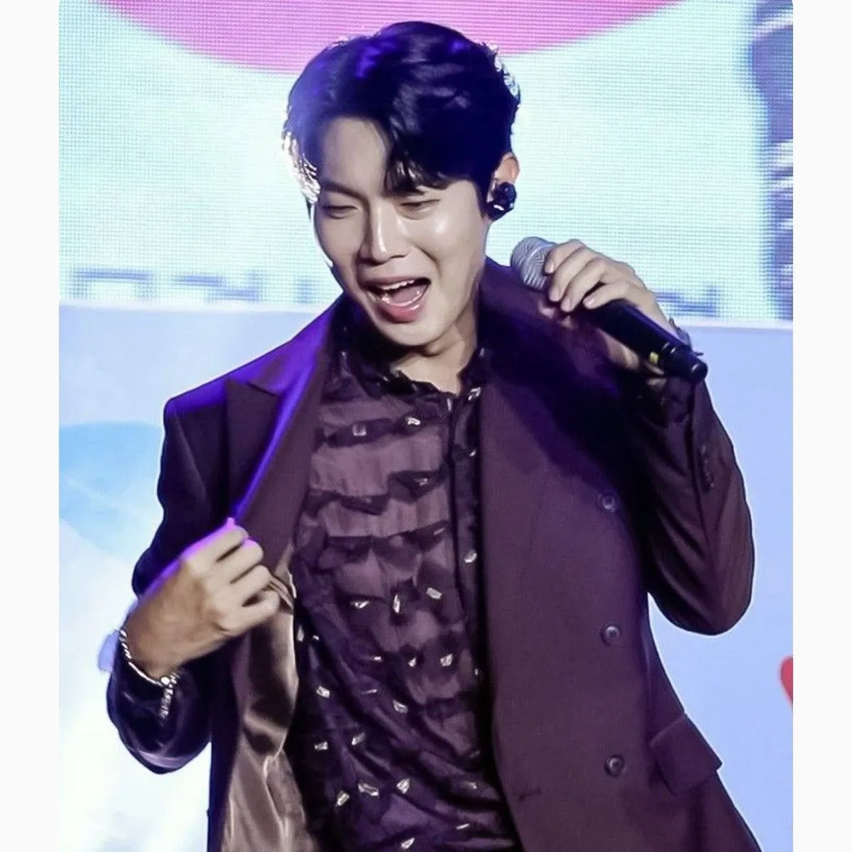 A moment captured by a fan of Son Taejin