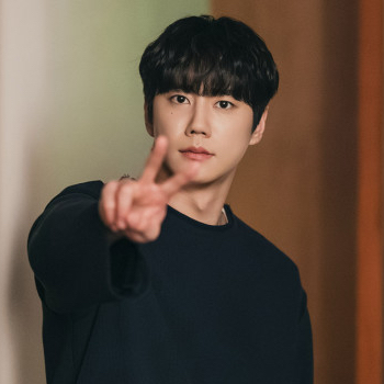 Behind-the-scenes cut of Lee Junyoung