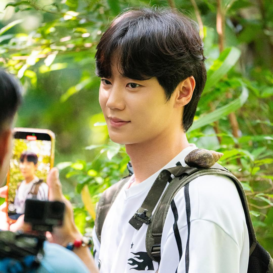 Behind-the-scenes cut of Lee Junyoung