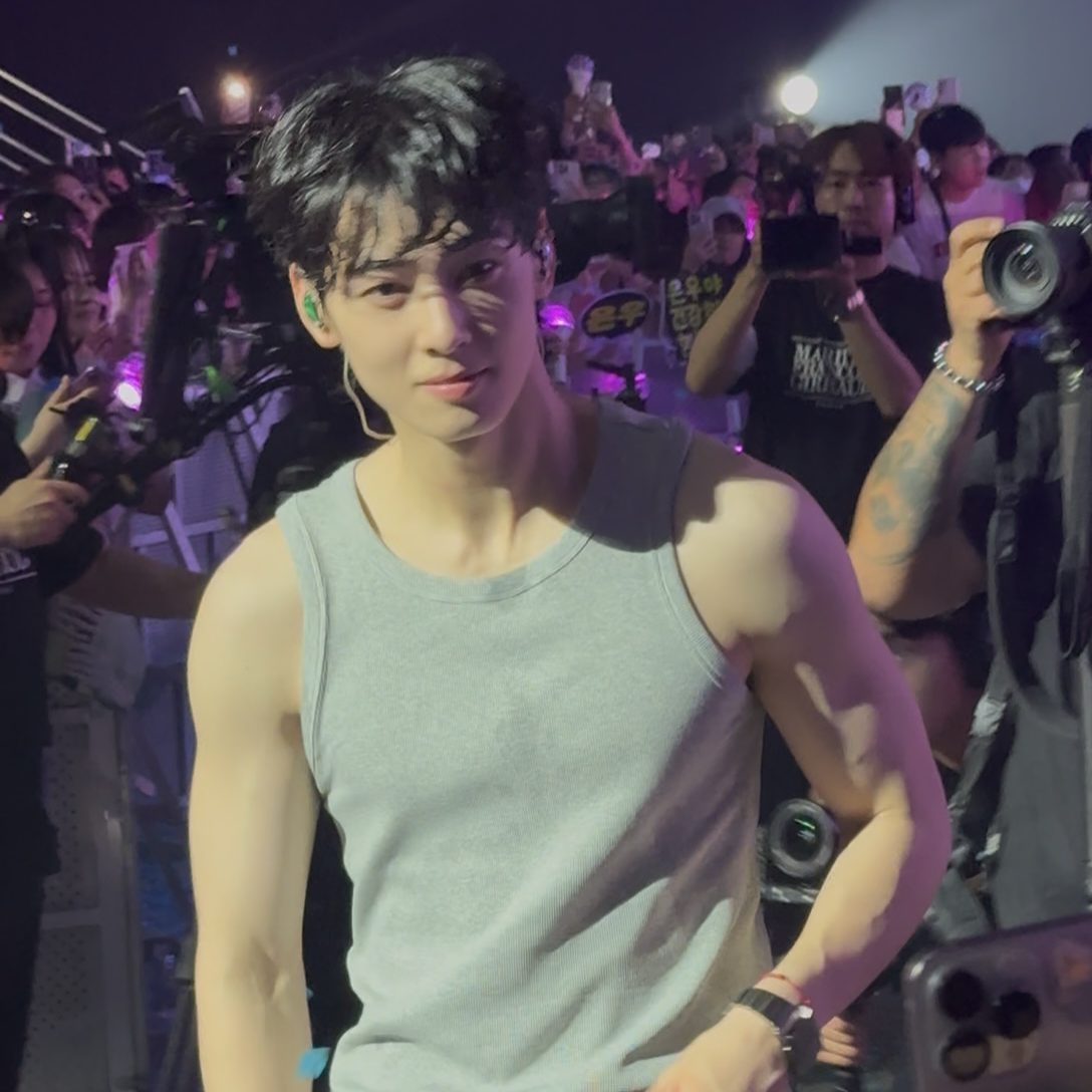 Behind-the-scenes cut of Cha Eunwoo