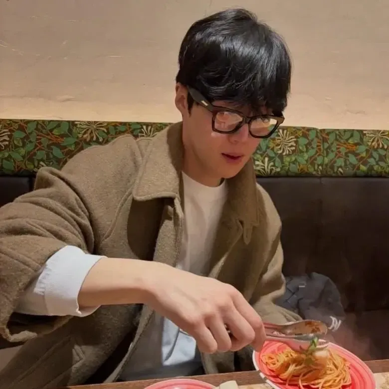 粉丝拍下的金宣虎瞬间