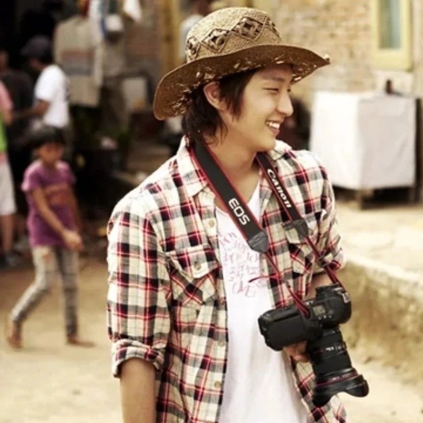 A moment captured by a fan of Lee Joongi