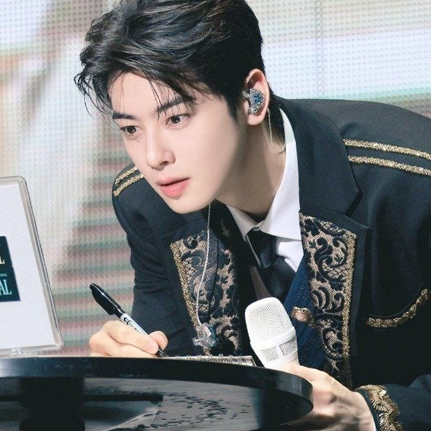 Recent activity shot of Cha Eunwoo