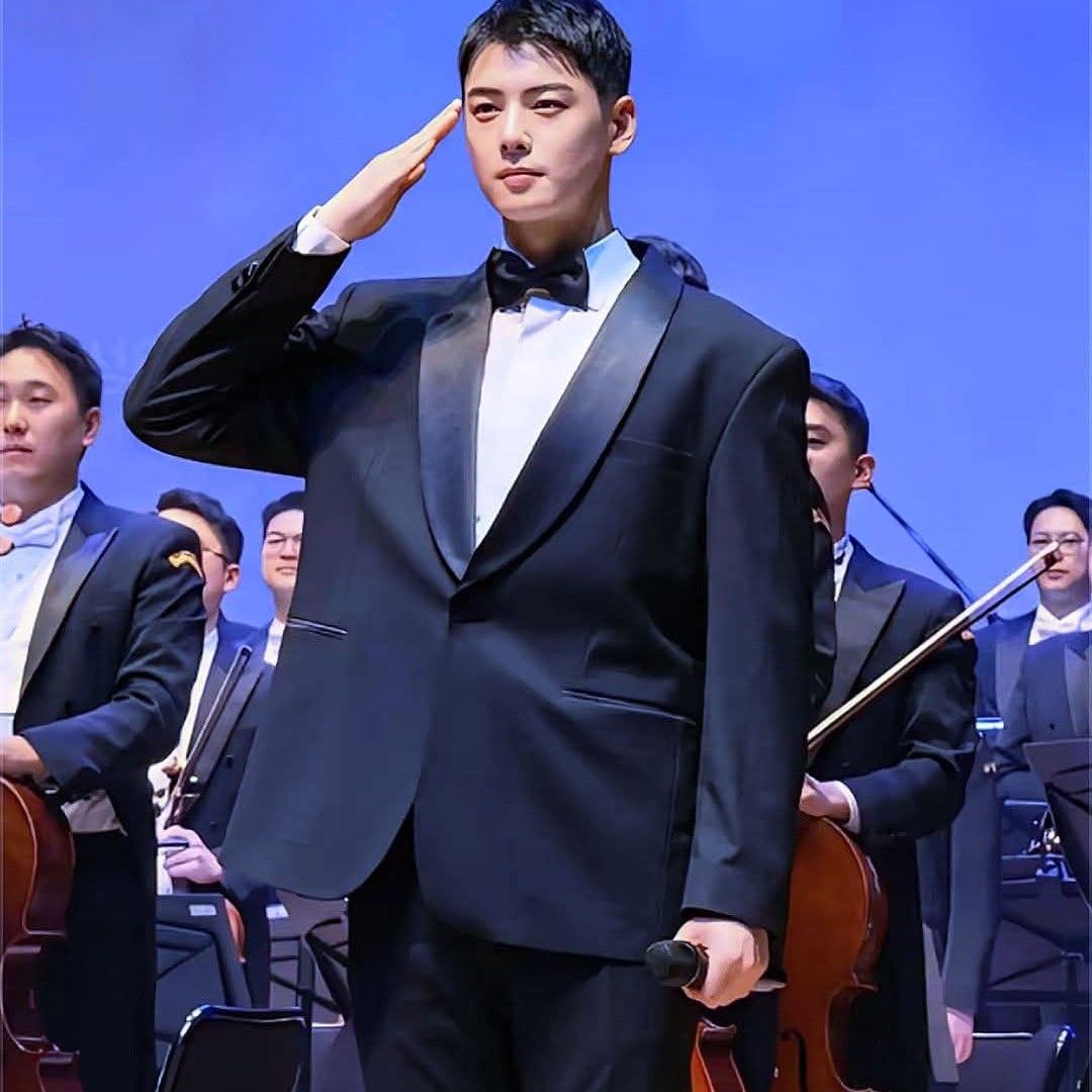 A moment captured by a fan of Cha Eunwoo