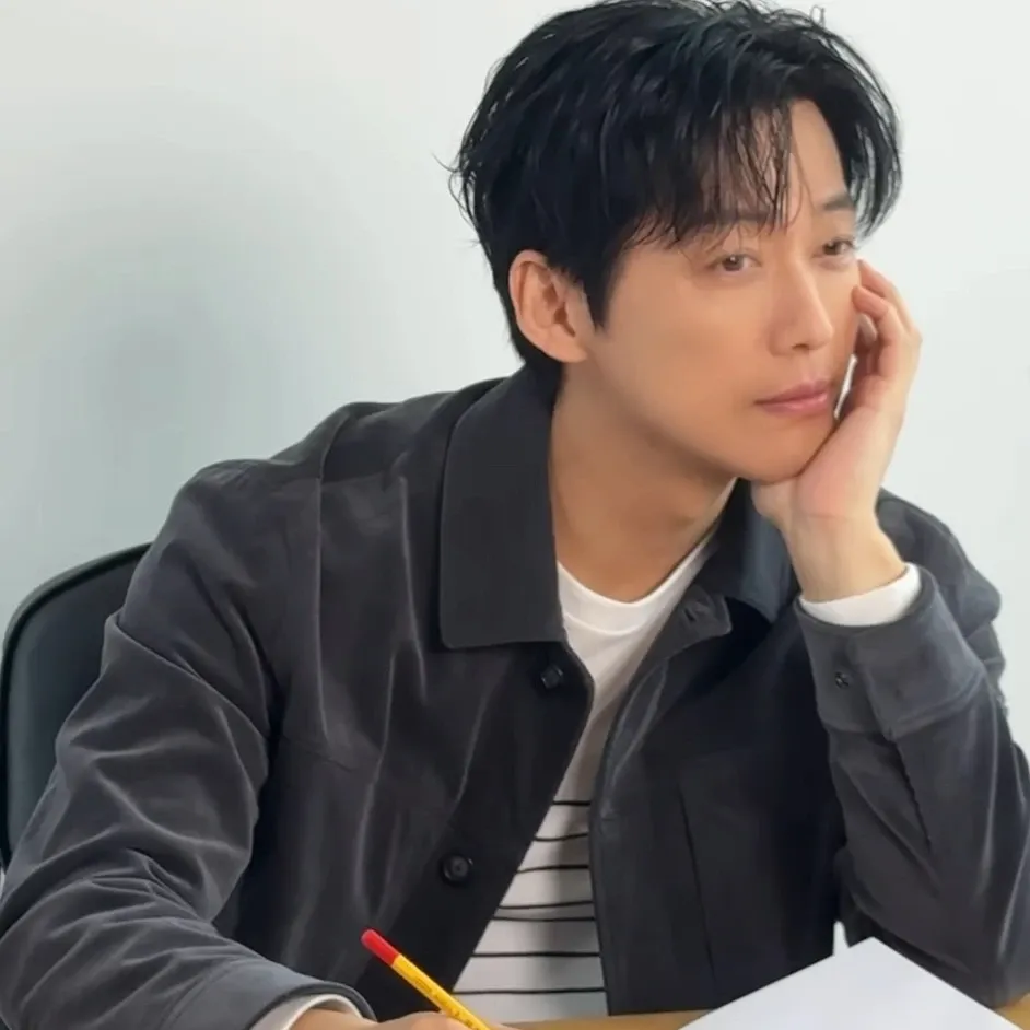 Behind-the-scenes cut of Namkoong Min