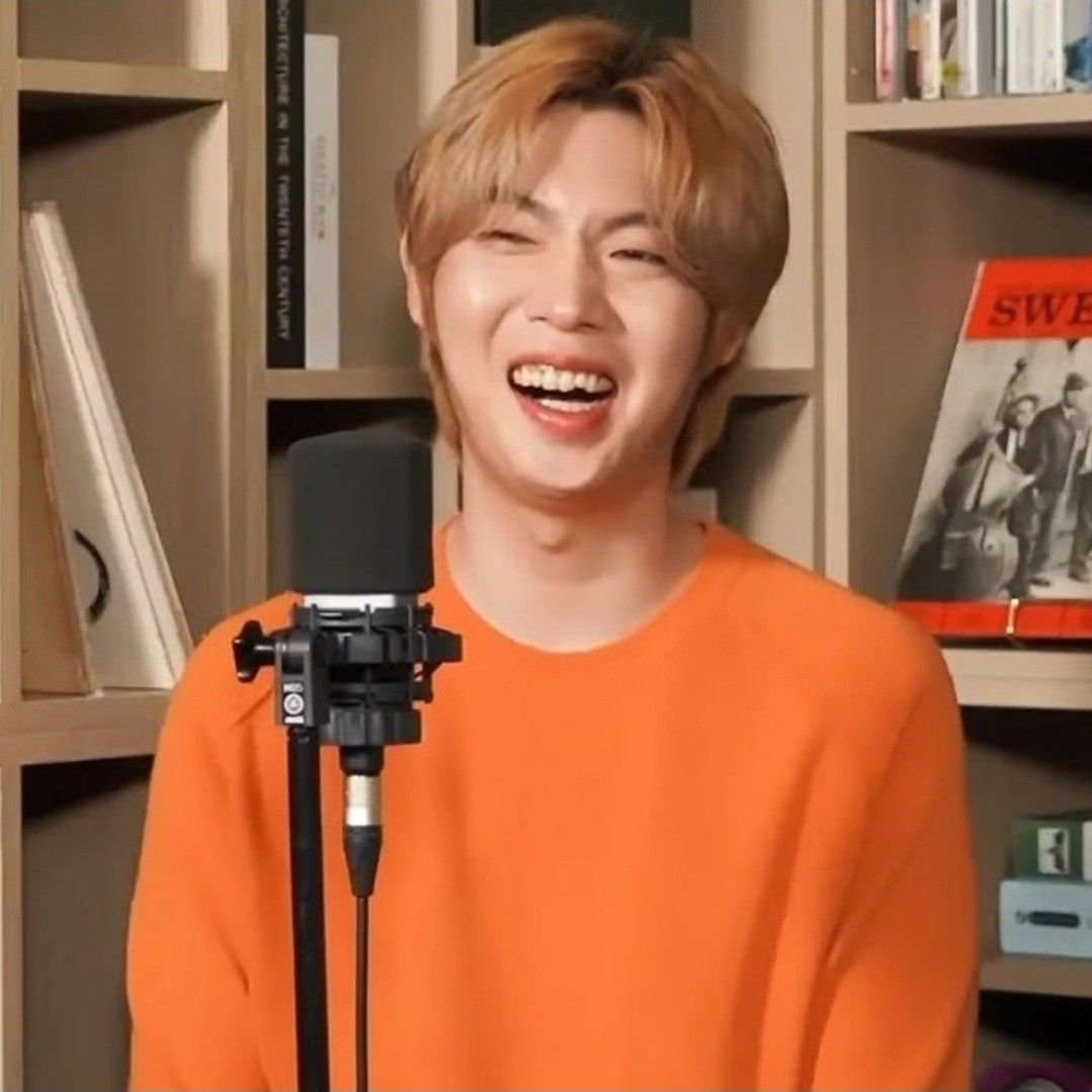 오늘 가장 핫한 셀럽 커뮤니티 피드