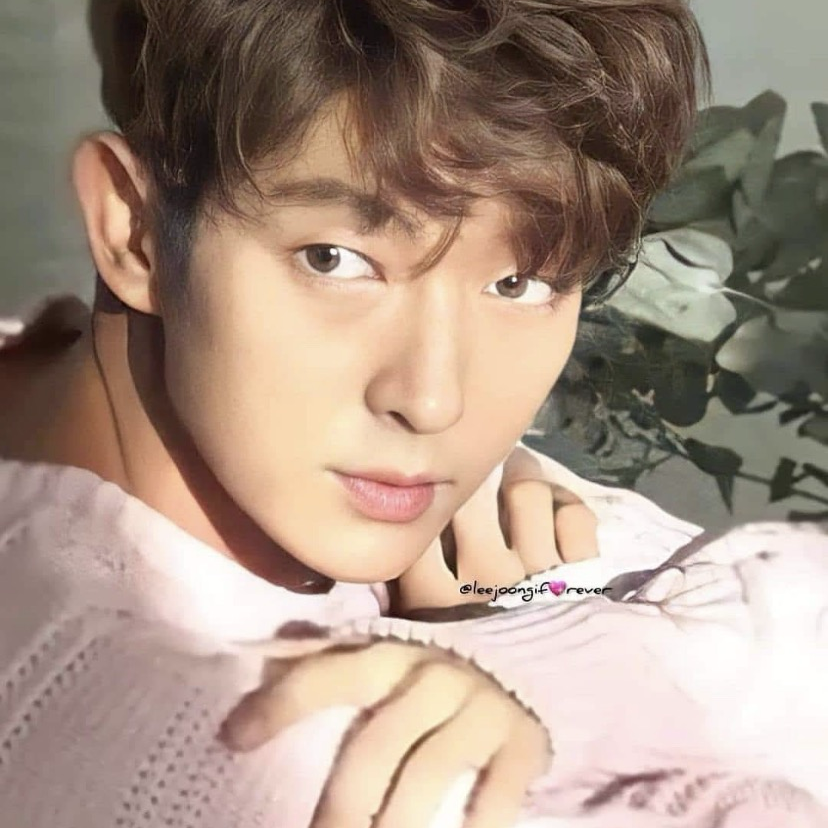 A moment captured by a fan of Lee Joongi
