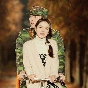 Momen yang diabadikan oleh penggemar Hyun Bin