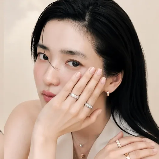 Behind-the-scenes cut of Kim Taeri