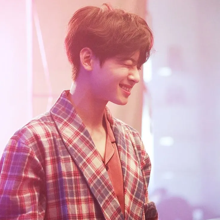 Behind-the-scenes cut of Cha Eunwoo