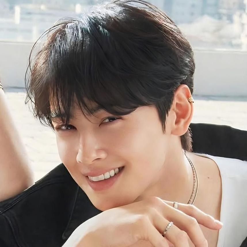 Recent activity shot of Cha Eunwoo